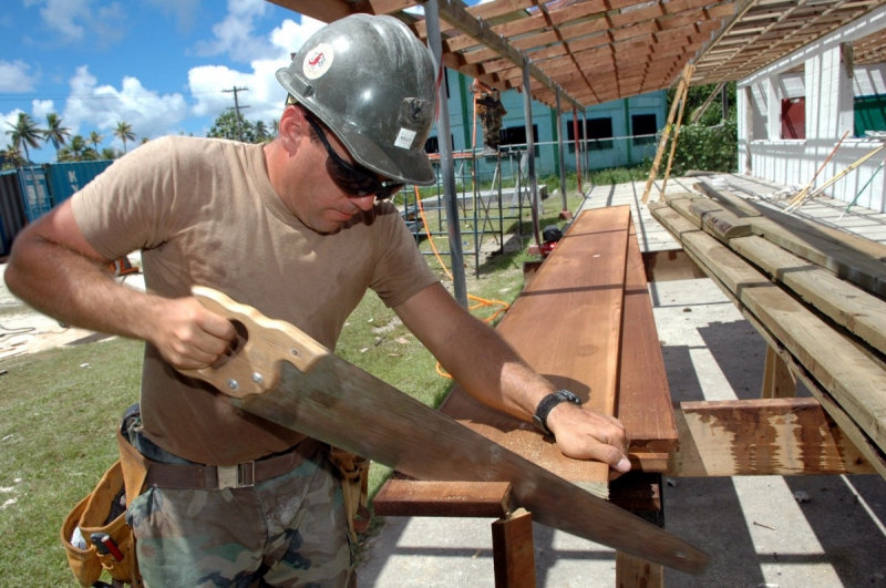 ebeniste-ST LEGER-min_worker_construction_building_carpenter_male_job_build_helmet-893290